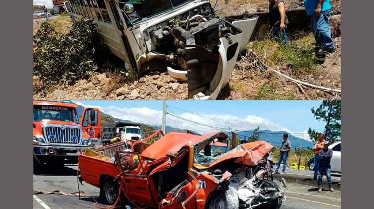 Fuerte colisión entre autobús y un vehículo de los bomberos