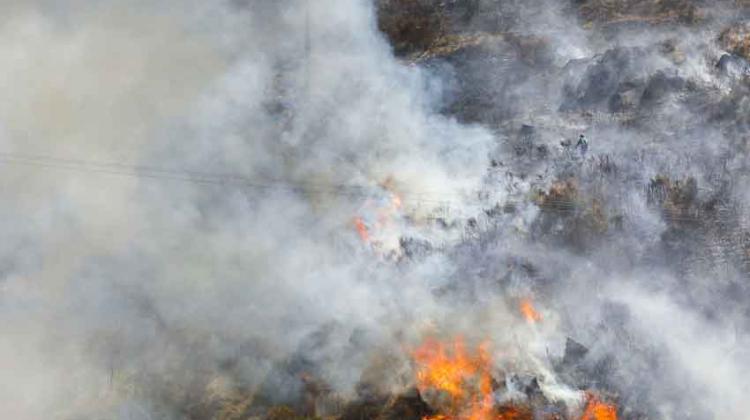 Bomberos evitan que un incendio llegue al yacimiento