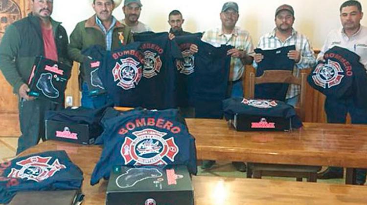 Entrega Municipio uniformes al departamento de Bomberos