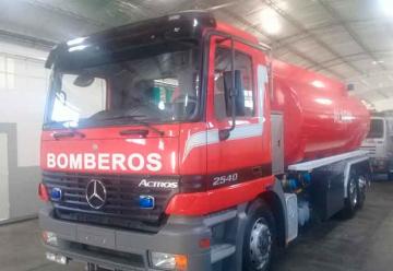 Bomberos de Bolívar presentó una flamante unidad con cisterna