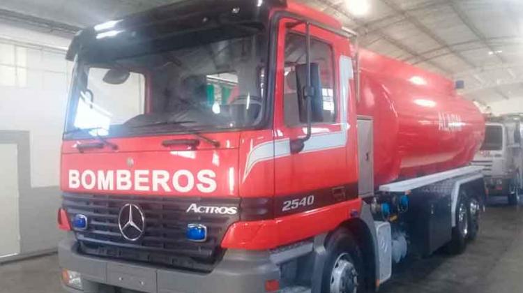 Bomberos de Bolívar presentó una flamante unidad con cisterna Bomberos Voluntarios de Bolívar