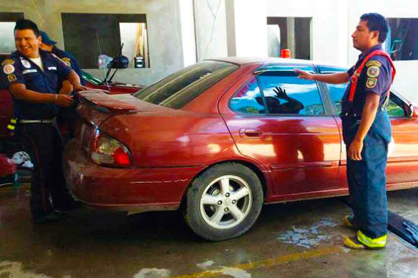 Bomberos Municipales lavan carros para recaudar fondos