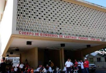 Bomberos de Santiago reclaman mejores salarios y terminar Estación