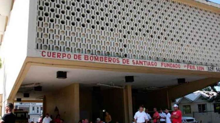 Bomberos de Santiago reclaman mejores salarios y terminar Estación