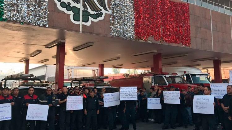 Protestan bomberos en el Zócalo contra despidos y represión
