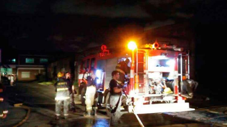 Bomberos combatieron incendio en fábrica de velas de Villa Maipú