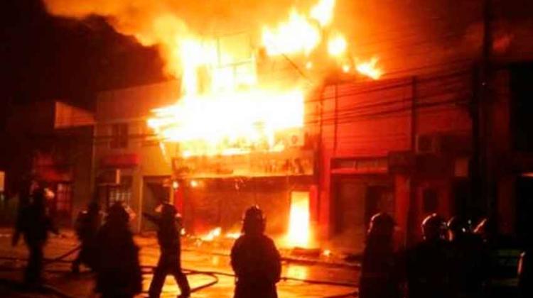 Gigantesco incendio destruyó cuatro locales comerciales