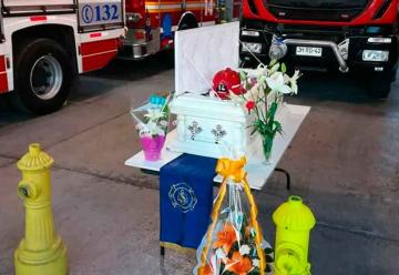 El emotivo adiós de bomberos a su perro guardián en Iquique