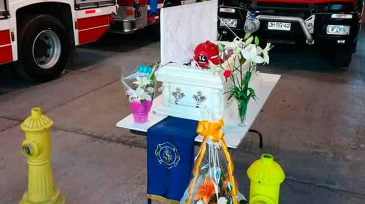 El emotivo adiós de bomberos a su perro guardián en Iquique