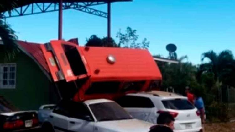 Unidad de bomberos se estrella contra carros en Chiriquí