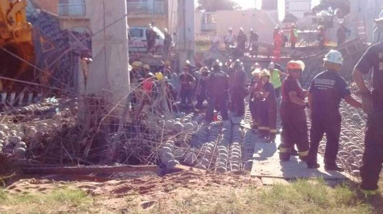Se derrumbó una obra en construcción, buscan personas atrapadas