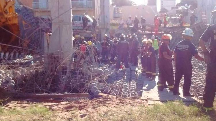 Se derrumbó una obra en construcción, buscan personas atrapadas