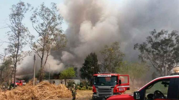 Ocho bomberos intoxicados por incendio en Iztapalapa