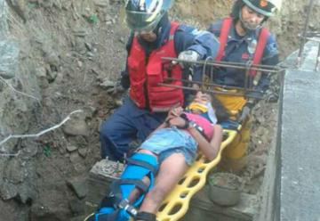 Bomberos Marinos rescataron a joven que cayó por un barranco