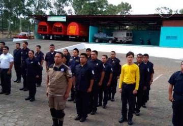 Bomberos son capacitados por especialistas costarricenses