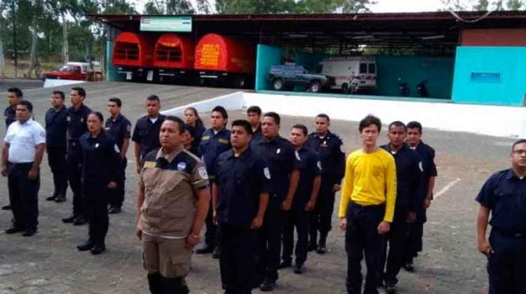 Bomberos son capacitados por especialistas costarricenses