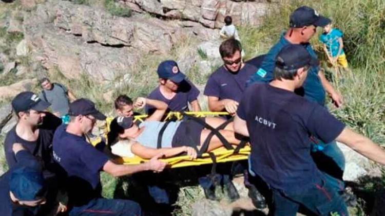 Bomberos de Tornquist acudieron al rescate de una mujer en las sierras