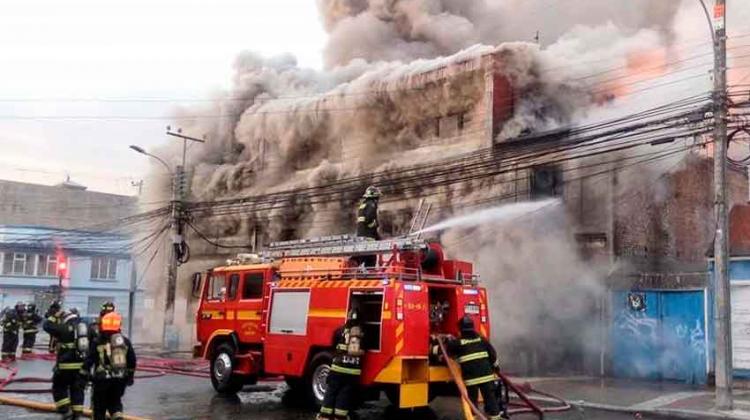 Incendio destruyó antiguo edificio de Punta Arenas