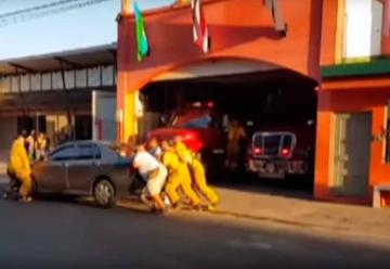 Bomberos levantaron carro que obstruía salida