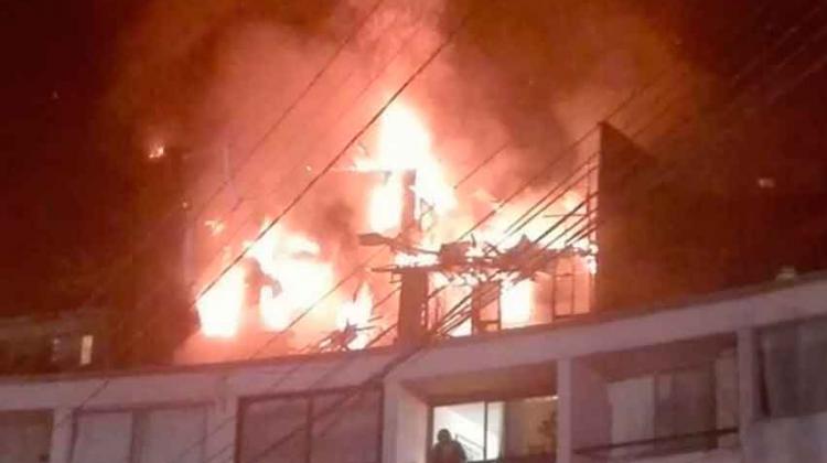 Tres bomberos resultaron heridos en un incendio en Valparaíso