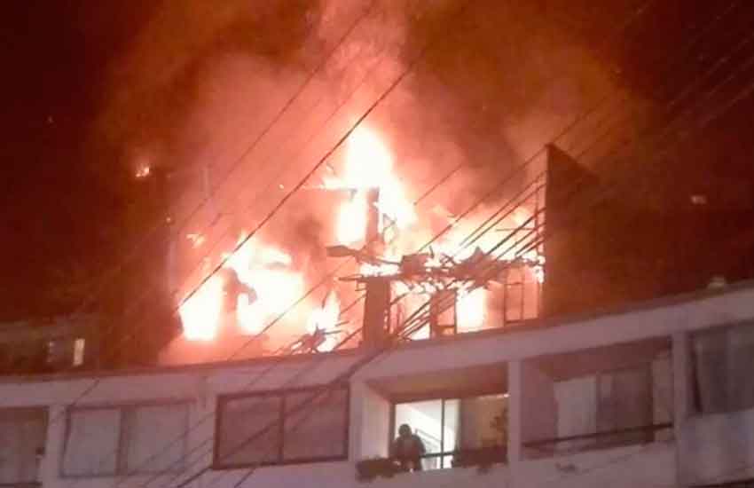 Tres bomberos resultaron heridos en un incendio en Valparaíso