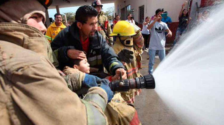 Cumple Bryan su sueño de ser Bombero