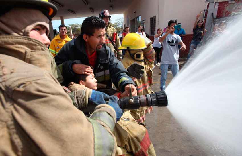 Cumple Bryan su sueño de ser Bombero
