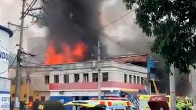 Incendio en fábrica de pinturas en el centro de Medellín Incendio en fábrica de pinturas en el centro de Medellín
