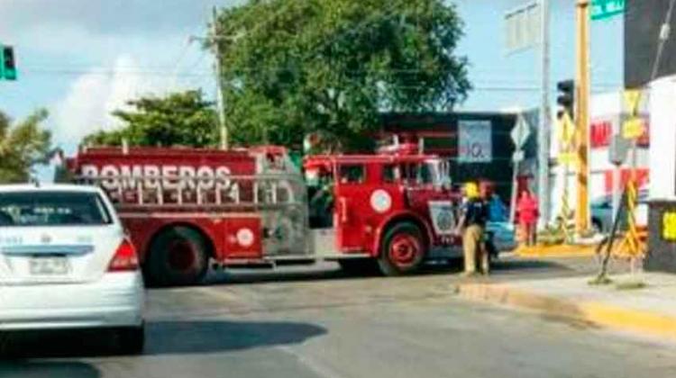 Chocan bomberos contra taxi camino a una emergencia