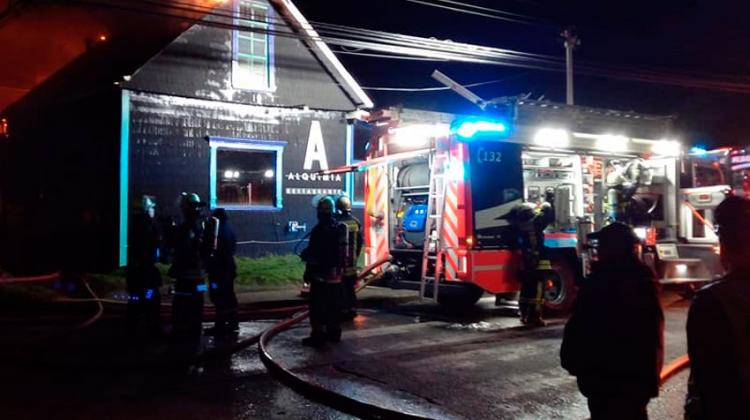 Dos bomberos resultaron lesionados en Incendio de restaurante en Puerto Varas