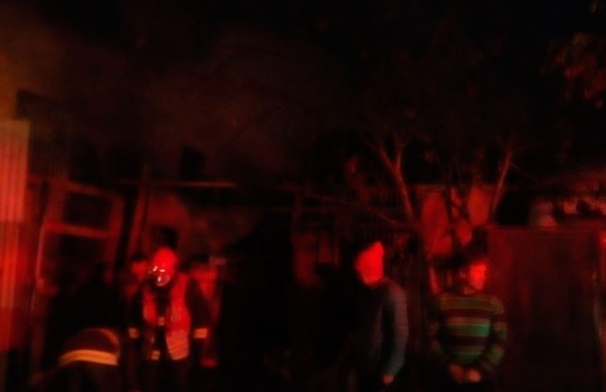 Bombero se lesiona combatiendo incendio que destruyó vivienda