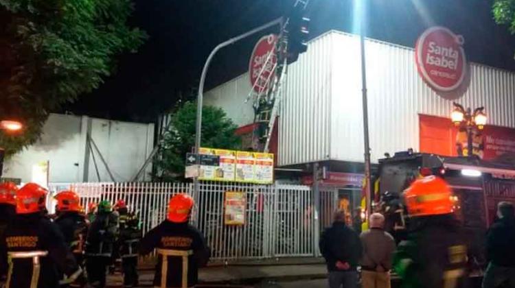 Incendio afectó a supermercado en el centro de Santiago