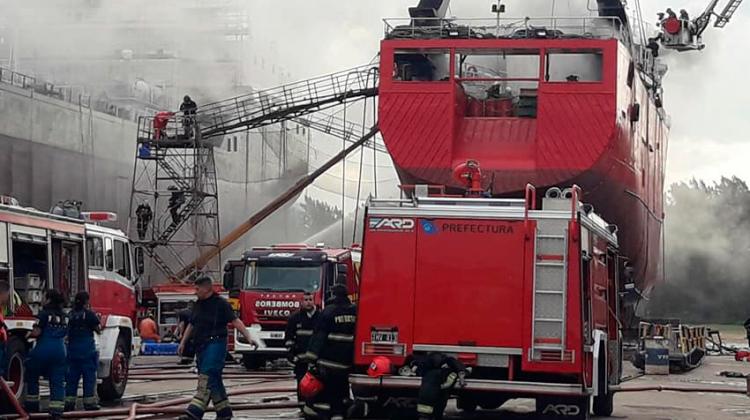 Bomberos trabajaron arduamente para extinguir un incendio en un buque