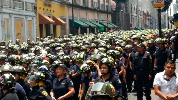 Protestan bomberos capitalinos contra diputado de Morena