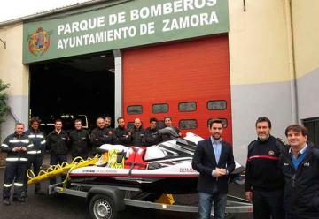 Bomberos de Zamora con nueva moto para salvamentos acuáticos