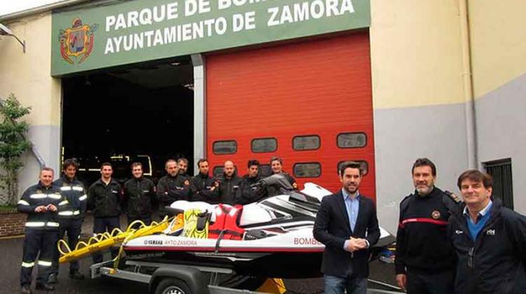 Bomberos de Zamora con nueva moto para salvamentos acuáticos