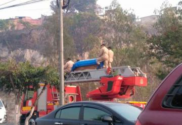 Rinden honores a bomberos fallecidos en incendio forestal
