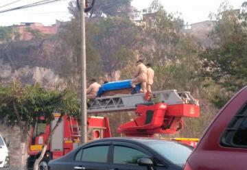 Rinden honores a bomberos fallecidos en incendio forestal