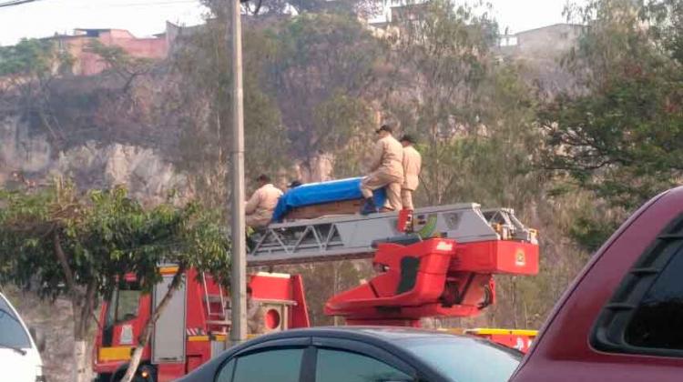 Rinden honores a bomberos fallecidos en incendio forestal