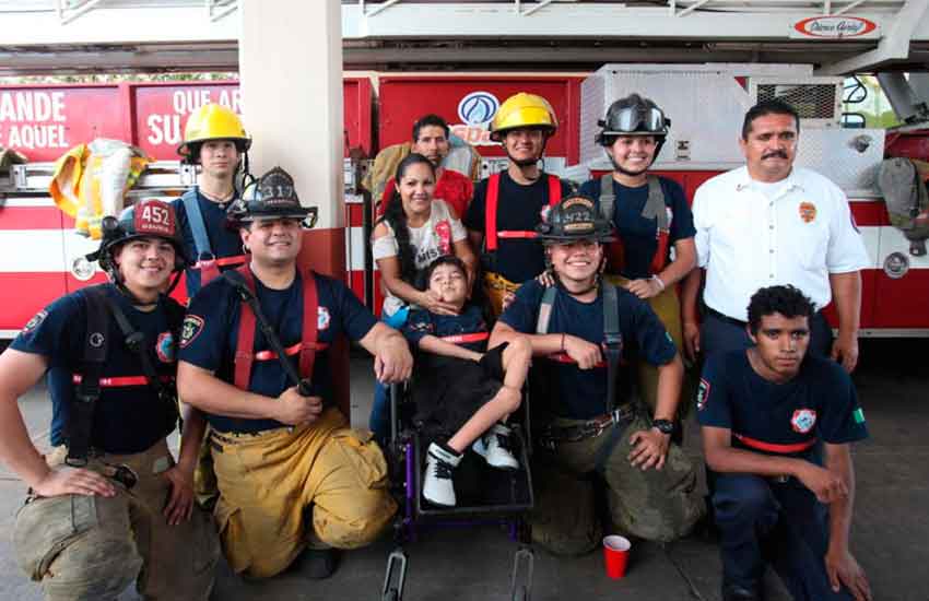 Cumple Bryan su sueño de ser Bombero