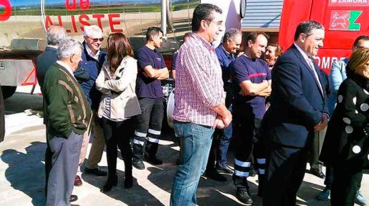 Bomberos de Aliste estrenan un camión nodriza Bomberos de Aliste estrenan un camión nodriza