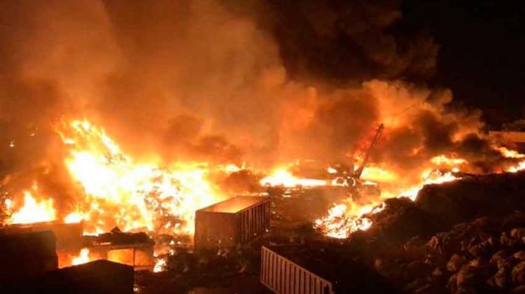 Bomberos combatieron incendio en recicladora en Tlaquepaque