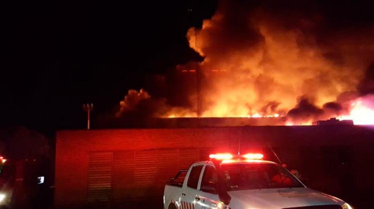 Incendio devoró una fábrica de colchones