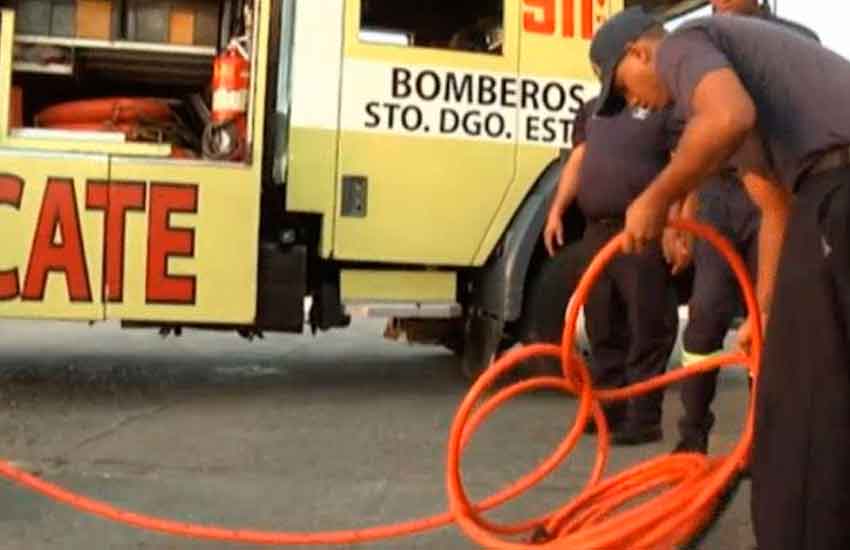 Bomberos trabajan en medio de precariedades en República Dominicana