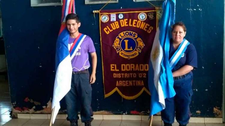 Club de Leones donaron banderas a Bomberos Eldorado