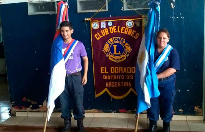Club de Leones donaron banderas a Bomberos Voluntarios Eldorado