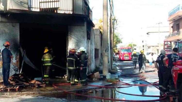 Dos bomberos heridos en incendio de fábrica de suelas