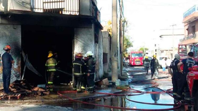 Dos bomberos heridos en incendio de fábrica de suelas Dos bomberos heridos en incendio de fábrica de suelas