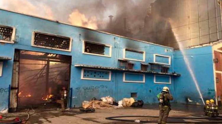 Controlan incendio en fábrica de colchones en Cali Controlan incendio en fábrica de colchones en Cali