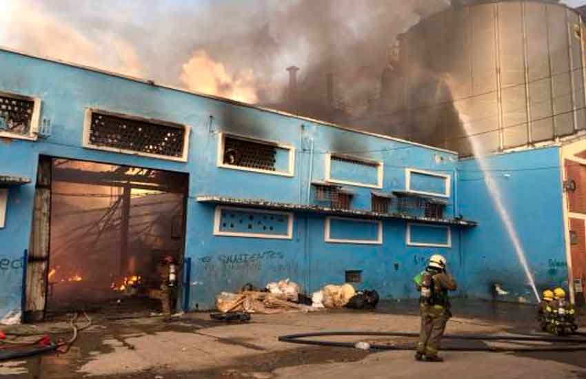 Controlan incendio en fábrica de colchones en Cali